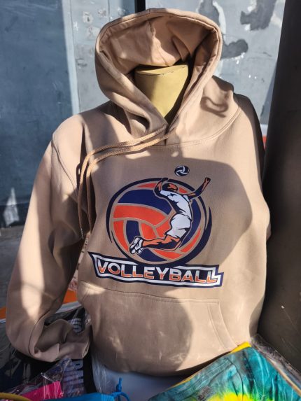 Polera Marron con Estampado de Pelota Volleyball